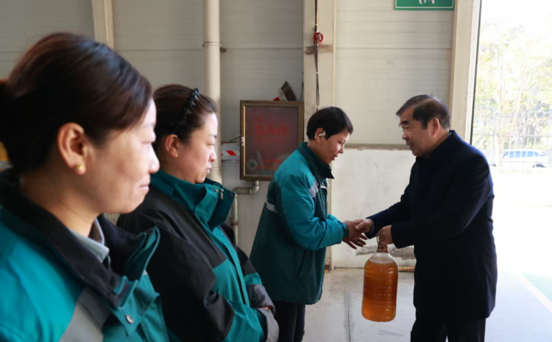 荆建刚为劳动者代表发放物资