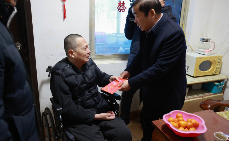 慰问舞阳矿业困难职工院振强