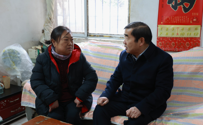 慰问舞钢公司困难职工李新谱家庭