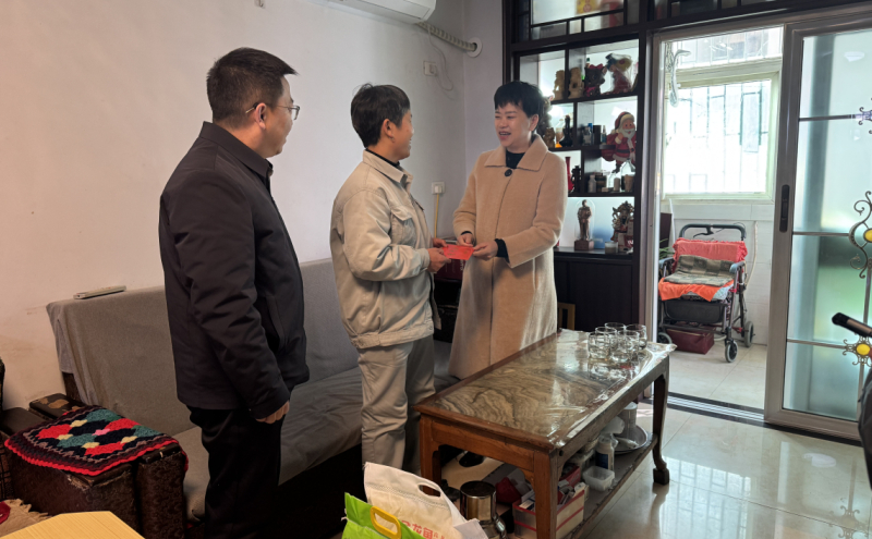 为困难职工送上慰问金