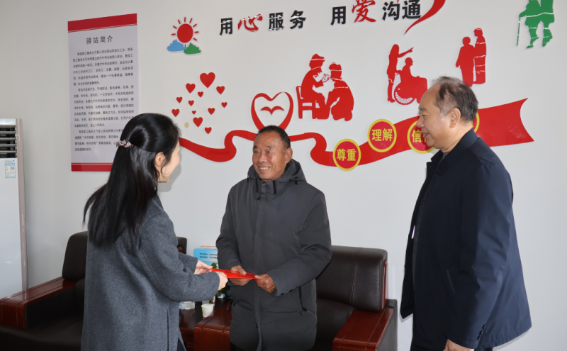 正在郏县开展送温暖慰问活动