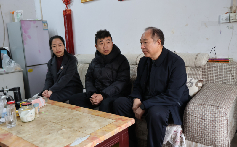 正在郏县开展送温暖慰问活动