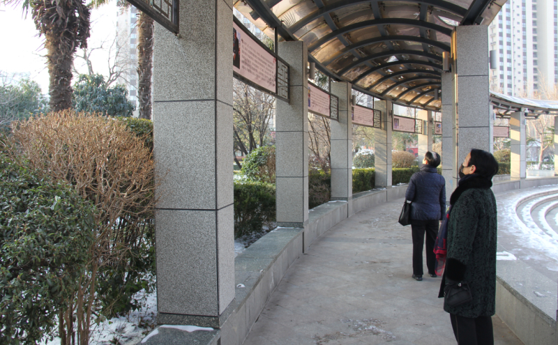 职工群众在升级改造后的劳模工匠长廊参观学习