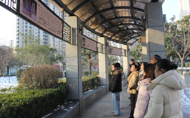 职工群众在升级改造后的劳模工匠长廊参观学习