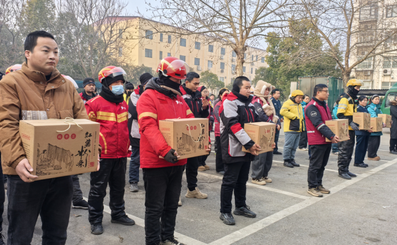 为新就业形态劳动者发放米、粉条、油等慰问品