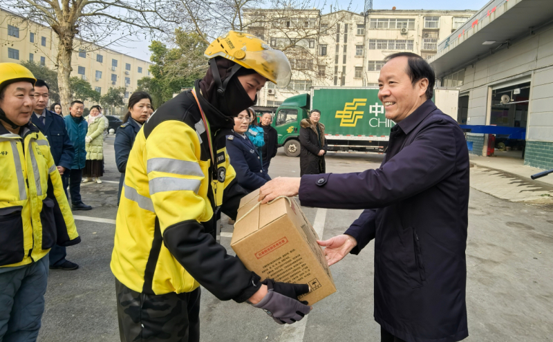 为新就业形态劳动者发放米、粉条、油等慰问品