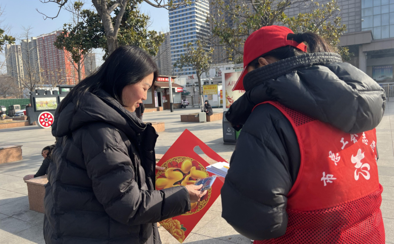 为出行群众送春联