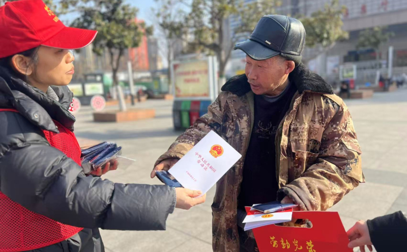 为出行群众送上《劳动法》和春联