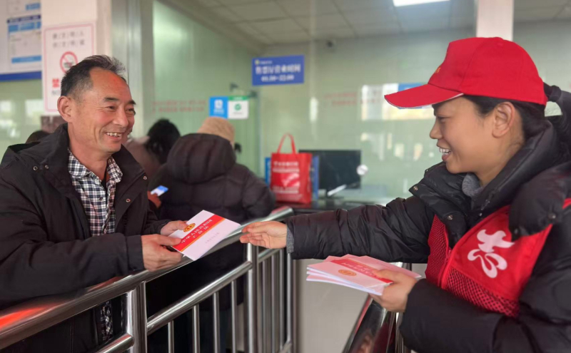 为出行群众送上《工会法》