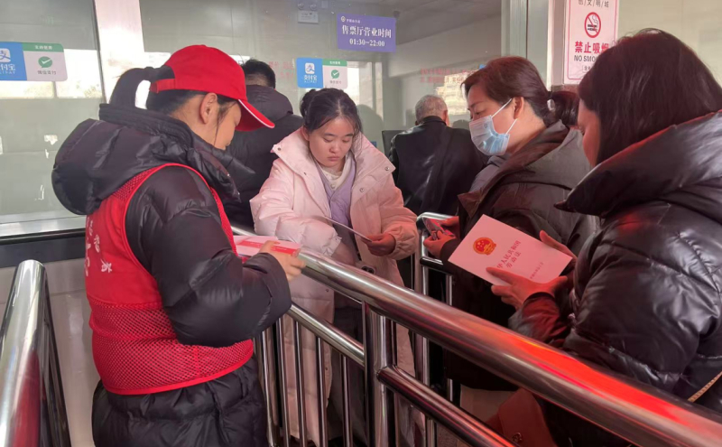 为出行群众送上《保障农民工工资支付条例》和法律读本