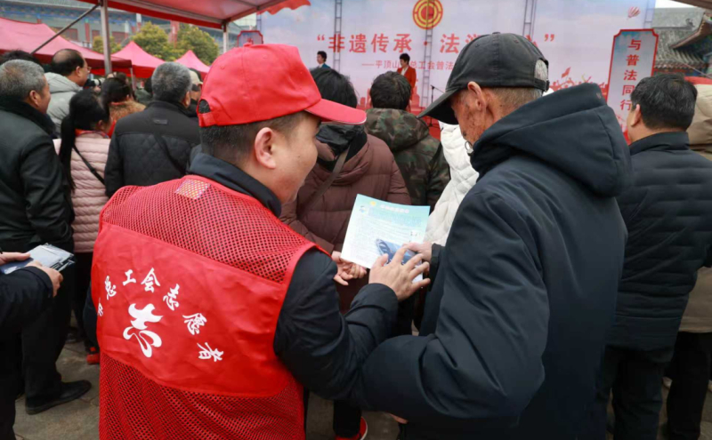 向群众发放工会知识宣传彩页、宣传袋