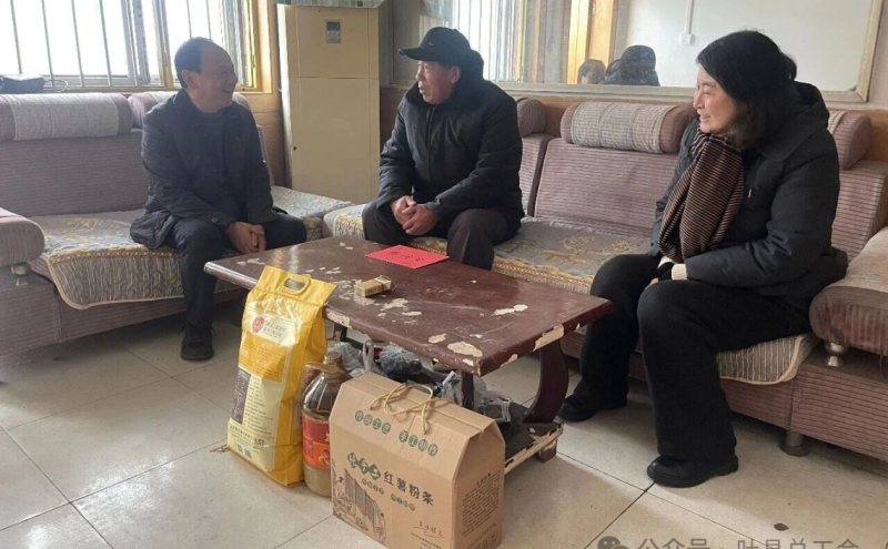 叶县政协党组副书记刘跃民慰问困难劳模