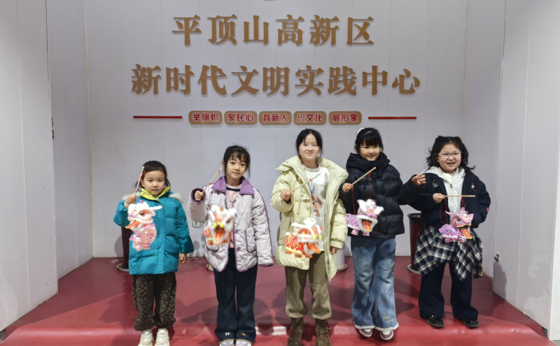 高新区工会举办元宵花灯制作活动现场