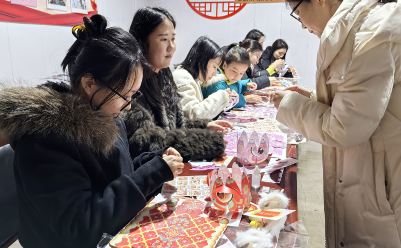 高新区工会举办元宵花灯制作活动现场