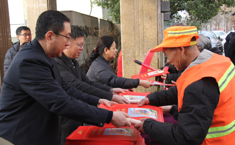 向职工群众发放春联