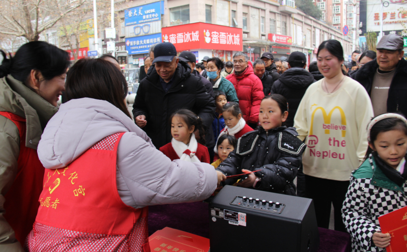 向职工群众发放春联