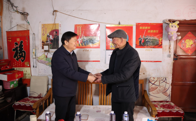 县领导看望困难职工