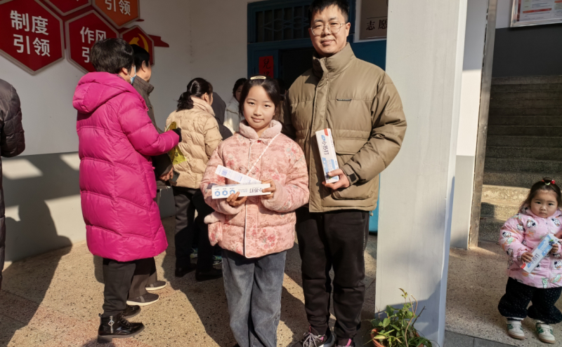 猜中谜题的市民领取奖品