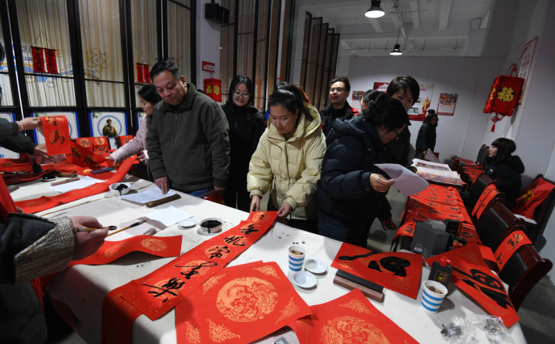 高新区举行2026年义送春联活动