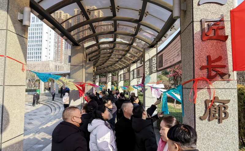 众多市民群众踊跃参与