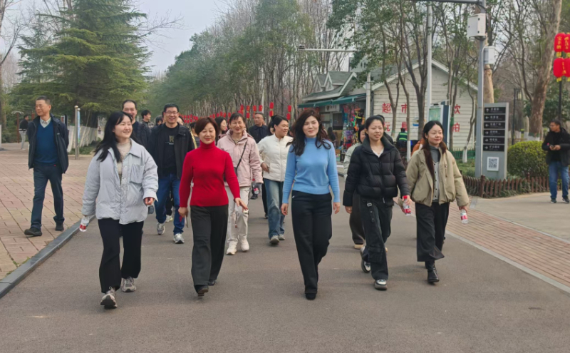 平顶山市总工会开展 “三八” 国际妇女节环湖健步走活动​