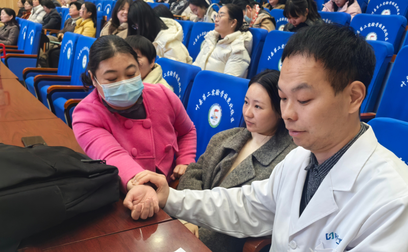 曾攀峰医师为有需要的女职工现场把脉