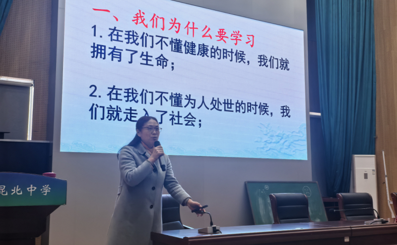 魏巧灵带来的课题是《做不焦虑的妈妈》—— 在爱孩子之前，先滋养自己