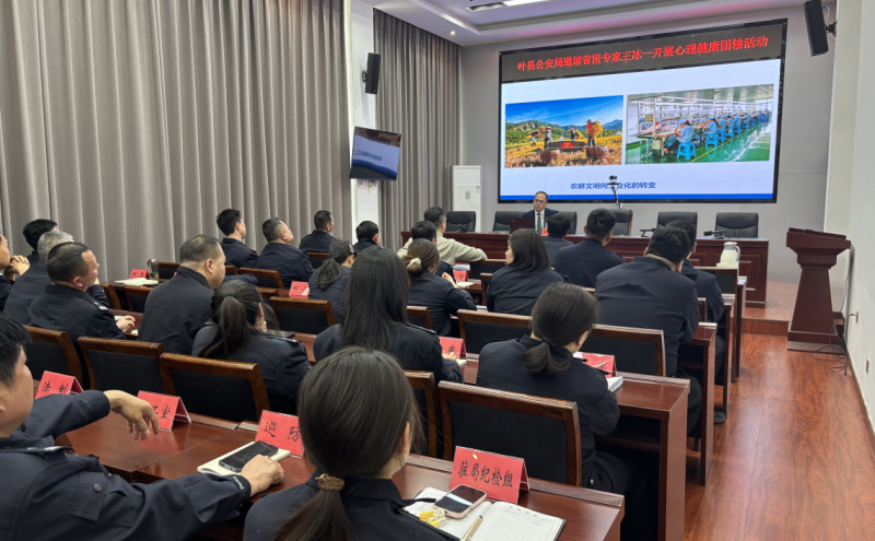 主治医师王冰一（硕士研究生）围绕《颈椎病：低头族的 “隐形杀手”》