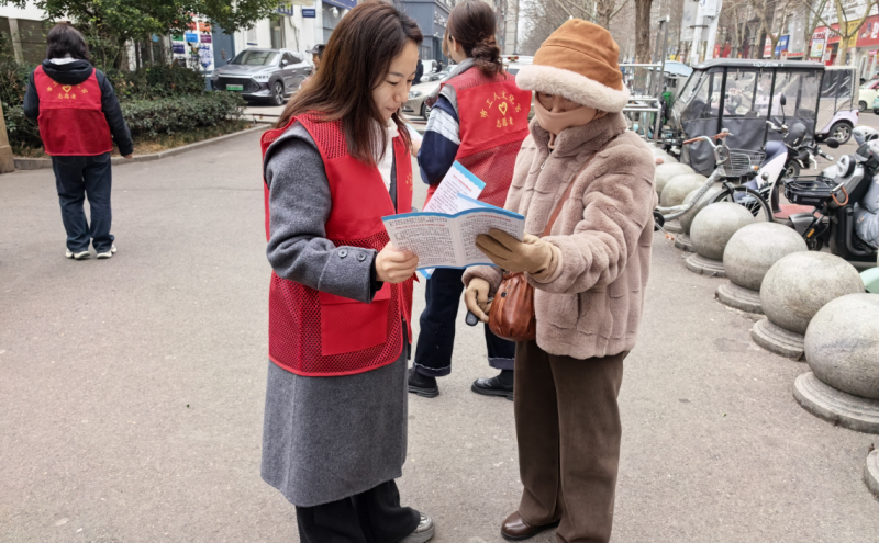 文化宫志愿者向群众宣传法律知识
