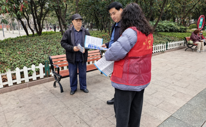 文化宫志愿者向群众宣传法律知识