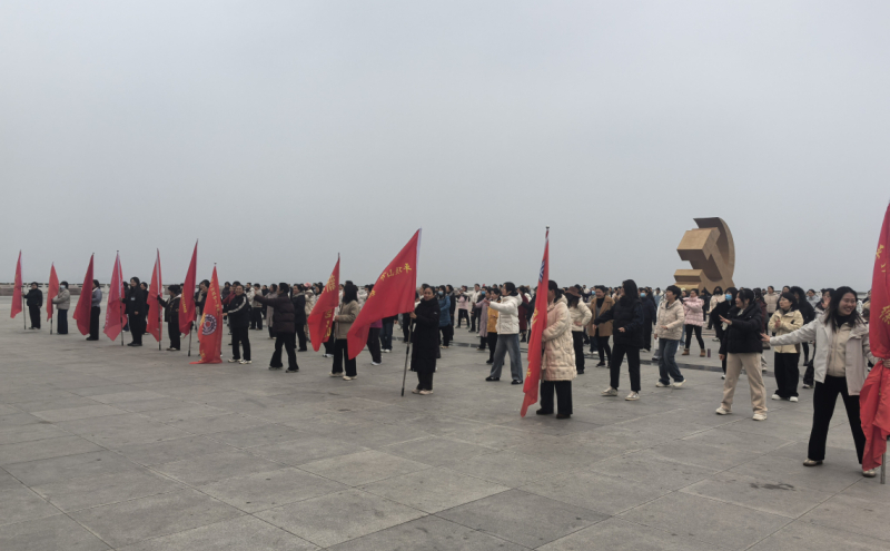 示范区工会举办“巾帼心向党 奋进新征程” “三八”节健步走活动