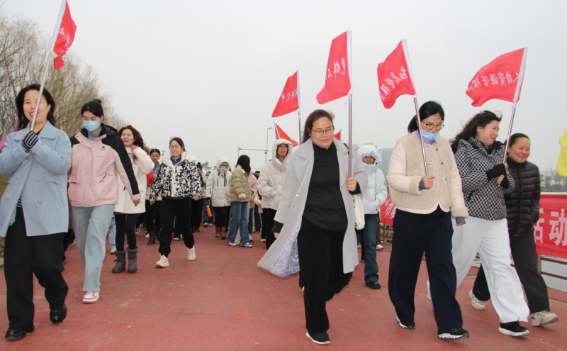 高新区工会开展“三八”妇女节健步走活动