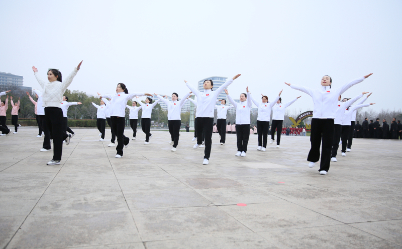 平顶山市“活力巾帼 健康同行”第九套广播体操展示活动在市政广场举行。平顶山热力集团选派24名女职工组成代表队精彩亮相，以昂扬姿态展现热力巾帼风采。