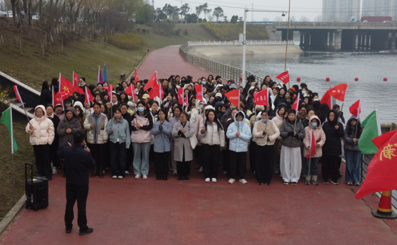 高新区工会开展“三八”妇女节健步走活动