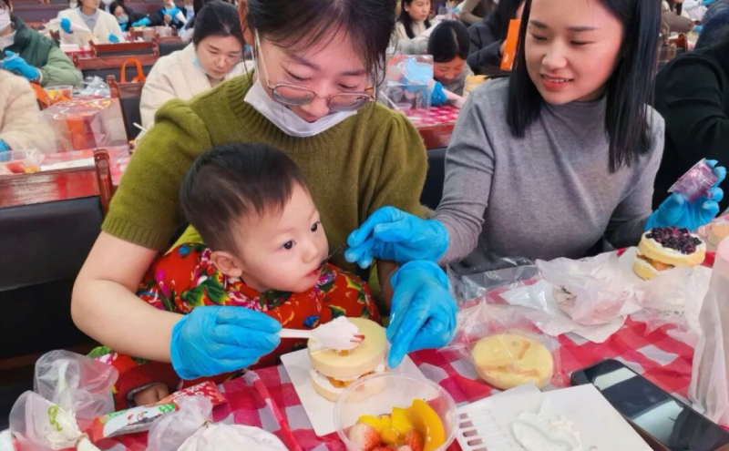现场欢声笑语不断，处处洋溢着轻松愉悦的氛围。