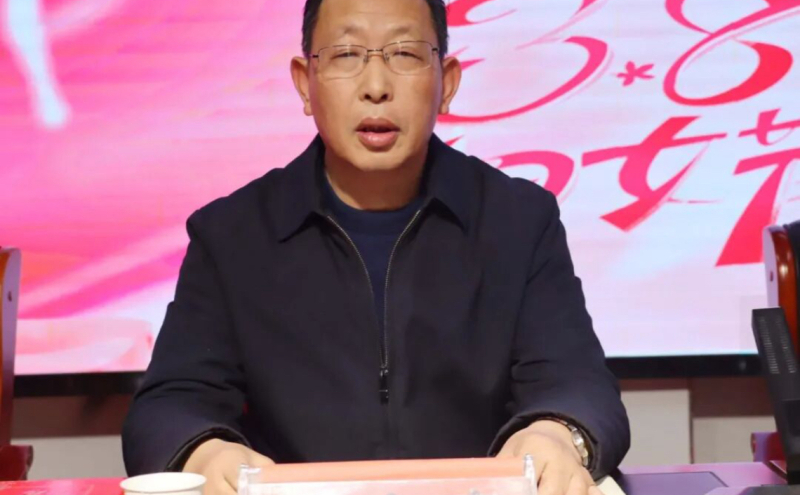 副校长郭宝彦宣读  表彰决定并宣读名单