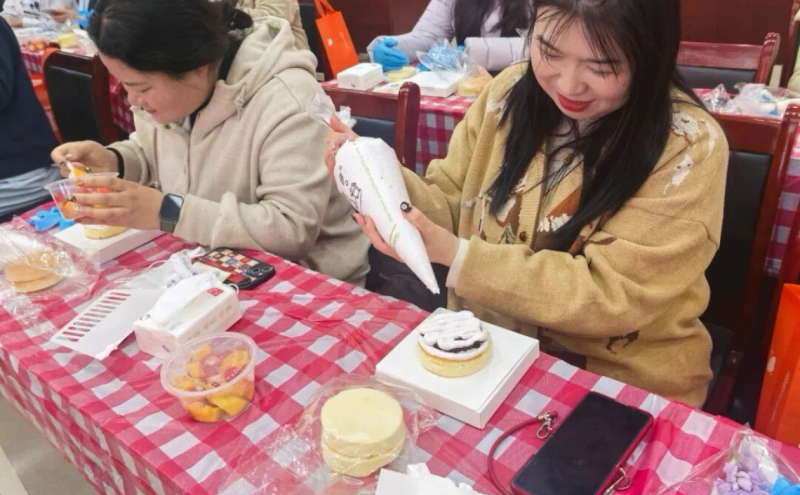 大家精心装点属于自己的专属蛋糕