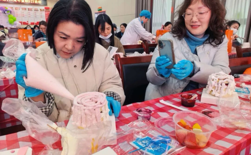 活动现场暖意融融、香气四溢。