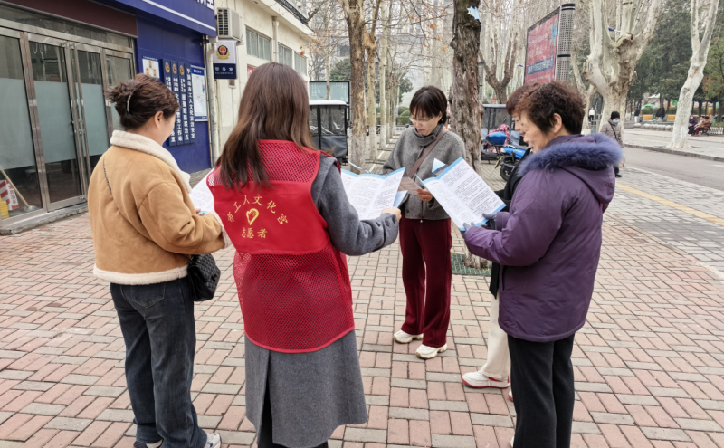 文化宫志愿者向群众宣传法律知识