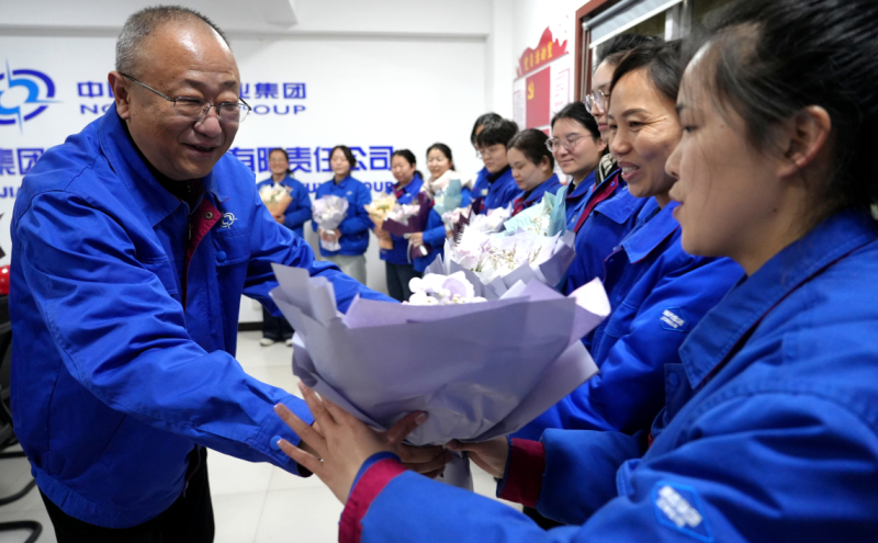 公司领导为一线员工送花