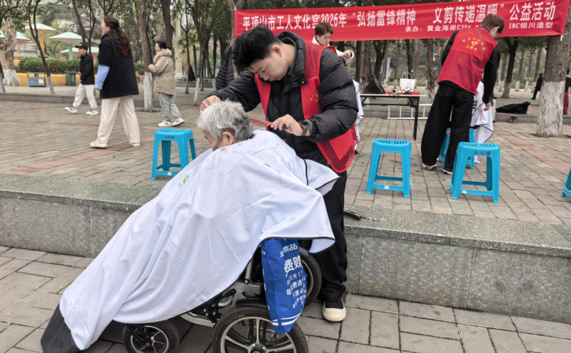 志愿者为群众理发