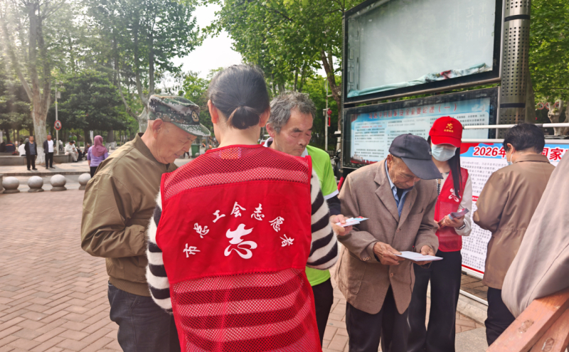 为职工群众送上《国家安全法》、宣传彩页