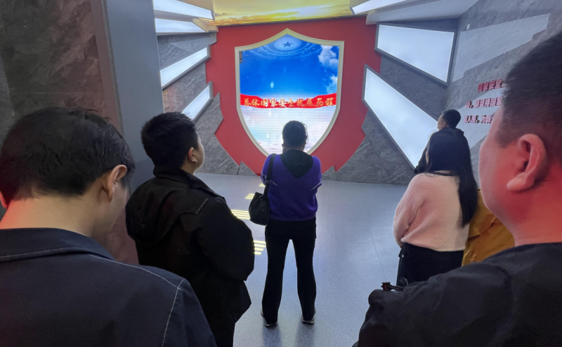 参观市委党校国家安全观教育馆