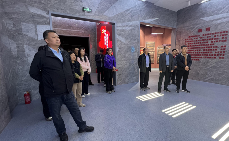 参观市委党校国家安全观教育馆