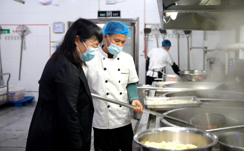 检查学校食堂