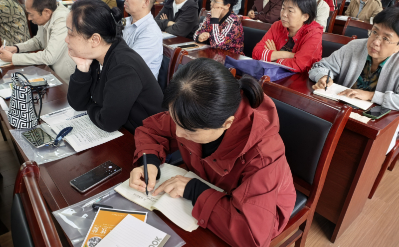 学员们认真听讲并做笔记