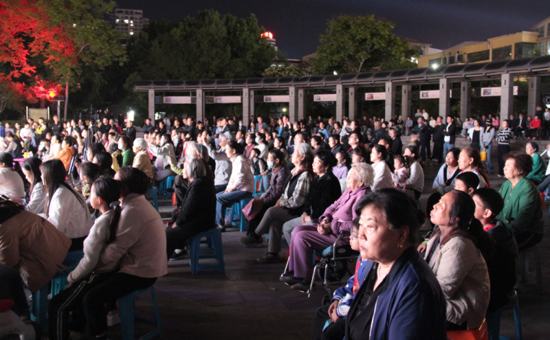 市民群众观看演出