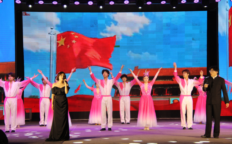 4月24日晚，由平顶山市总工会主办，平顶山市工人文化宫、平顶山学院音乐学院承办的“筑梦新时代·致敬劳动者”庆“五一”国际劳动节专场文艺演出在文化宫职工文化活动广场举办