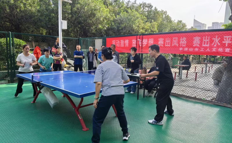 来自全市70余名乒乓球爱好者参加比赛