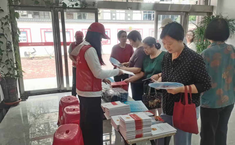 在光明社区开展民法典宣传活动